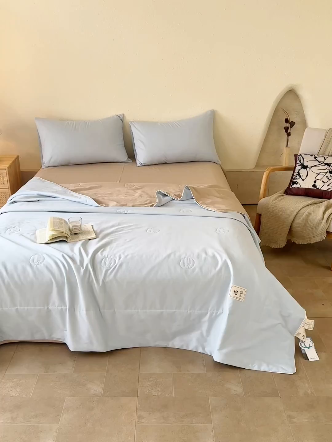 91家纺网 家纺一手货源 找家纺 盛凡家纺 2026新款A类133*72里外全棉100%棉花夏被四件套夏凉被空调被纯色被子被芯（包检测） 花青兰+奶咖