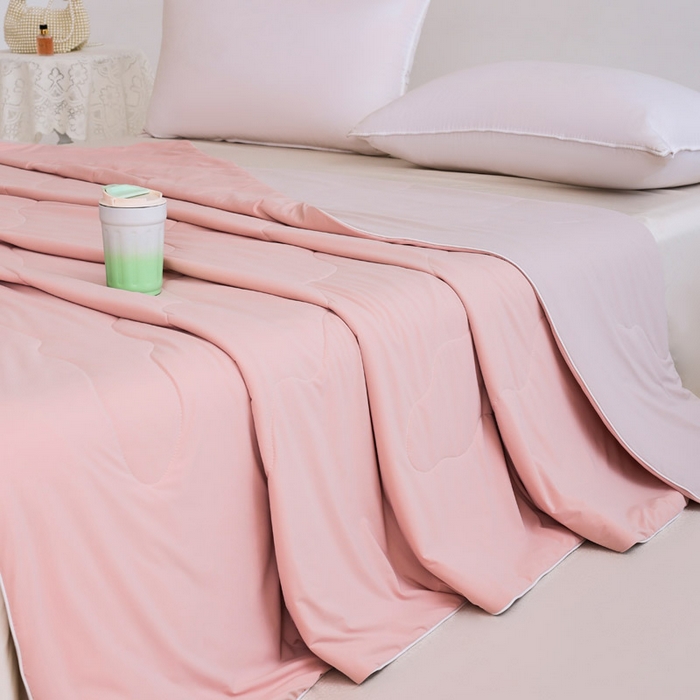 91家纺网 家纺一手货源 找家纺 盛凡家纺 2026新款凉感A类锦氨（170克）55大豆抗菌夏被夏凉被空调被（配礼盒） 玫瑰粉+奶咖