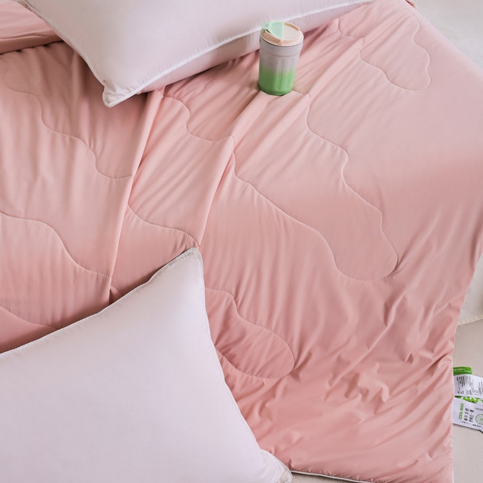 91家纺网 家纺一手货源 找家纺 盛凡家纺 2026新款凉感A类锦氨（170克）55大豆抗菌夏被夏凉被空调被（配礼盒） 玫瑰粉+奶咖