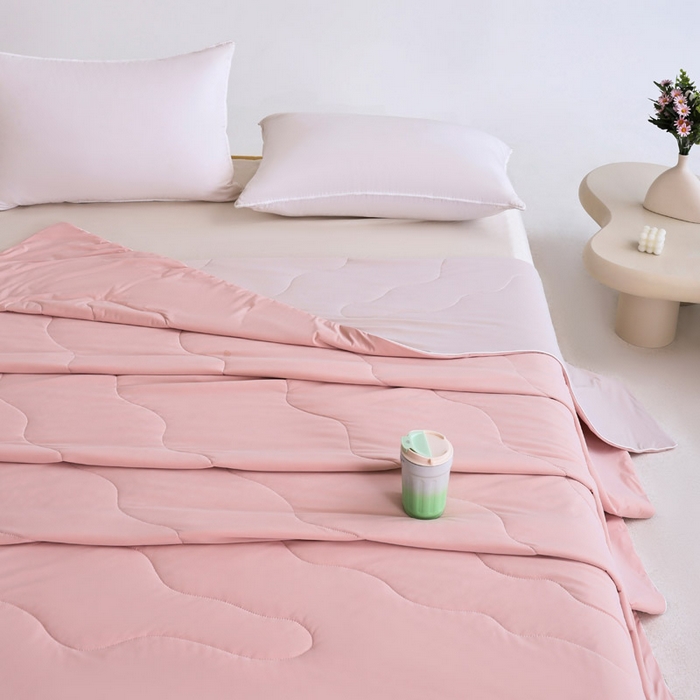 91家纺网 家纺一手货源 找家纺 盛凡家纺 2026新款凉感A类锦氨（170克）55大豆抗菌夏被夏凉被空调被（配礼盒） 玫瑰粉+奶咖