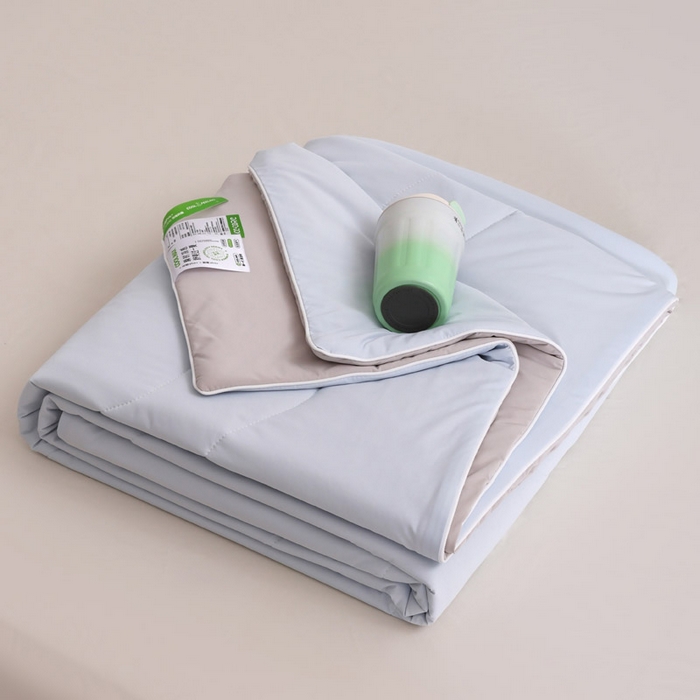 91家纺网 家纺一手货源 找家纺 盛凡家纺 2026新款凉感A类锦氨（170克）55大豆抗菌夏被夏凉被空调被（配礼盒） 雾凇蓝+幻影灰