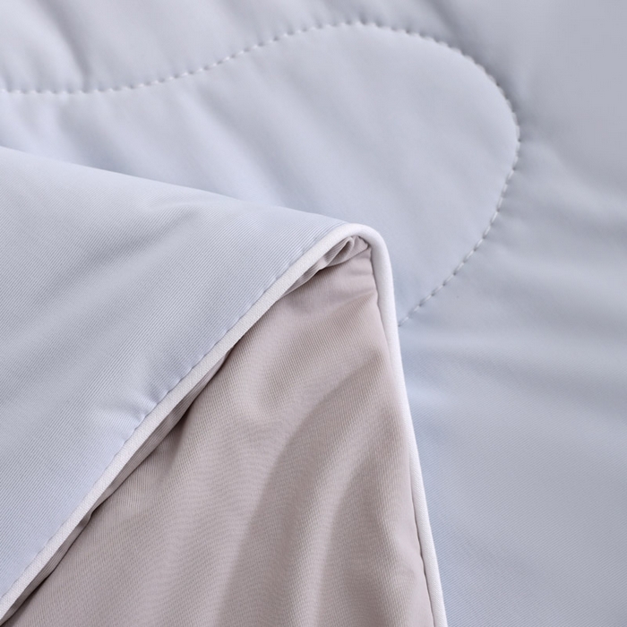 91家纺网 家纺一手货源 找家纺 盛凡家纺 2026新款凉感A类锦氨（170克）55大豆抗菌夏被夏凉被空调被（配礼盒） 雾凇蓝+幻影灰