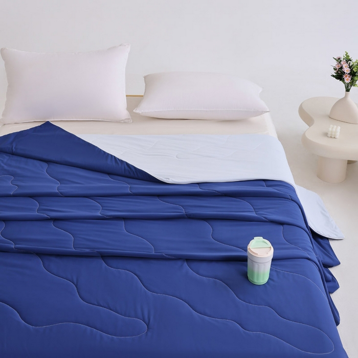 91家纺网 家纺一手货源 找家纺 盛凡家纺 2026新款凉感A类锦氨（170克）55大豆抗菌夏被夏凉被空调被（配礼盒） 藏青+雾凇蓝