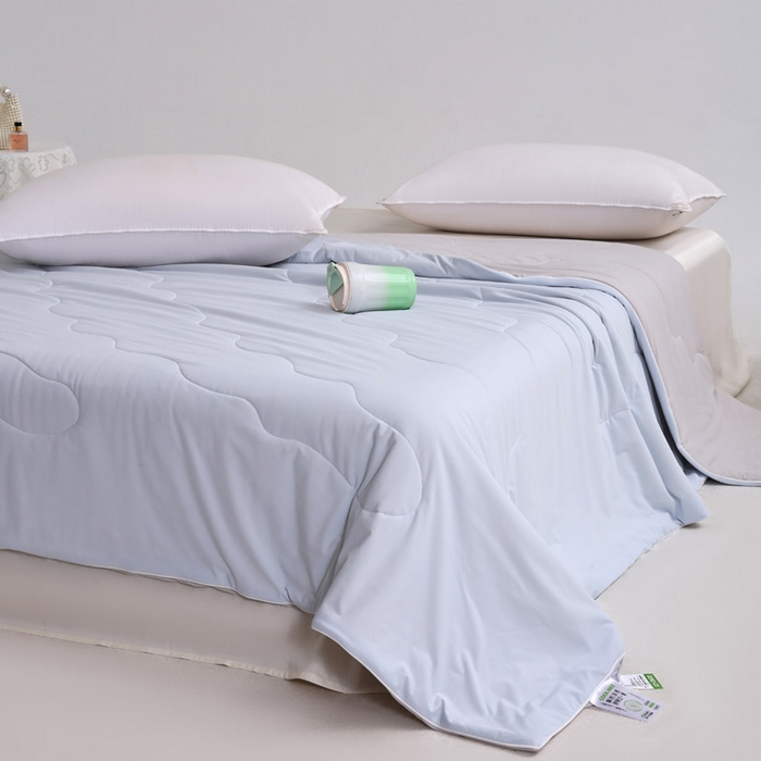 91家纺网 家纺一手货源 找家纺 盛凡家纺 2026新款凉感A类锦氨（170克）55大豆抗菌夏被夏凉被空调被（配礼盒） 雾凇蓝+幻影灰