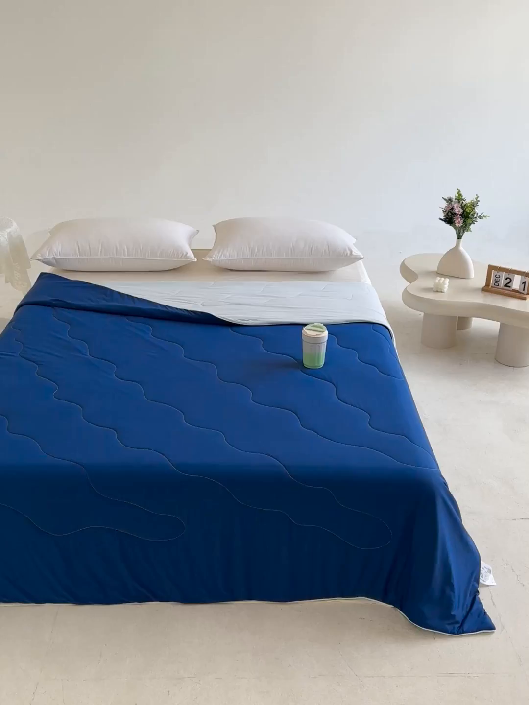 91家纺网 家纺一手货源 找家纺 盛凡家纺 2026新款凉感A类锦氨（170克）55大豆抗菌夏被夏凉被空调被（配礼盒） 藏青+雾凇蓝