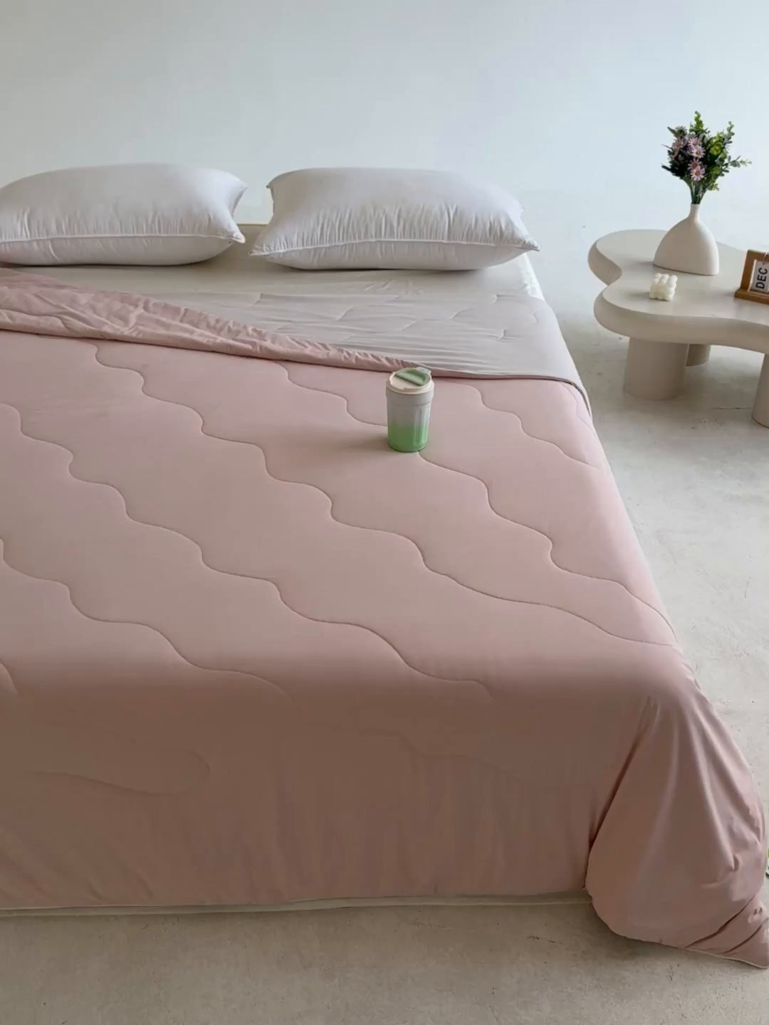 91家纺网 家纺一手货源 找家纺 盛凡家纺 2026新款凉感A类锦氨（170克）55大豆抗菌夏被夏凉被空调被（配礼盒） 玫瑰粉+奶咖