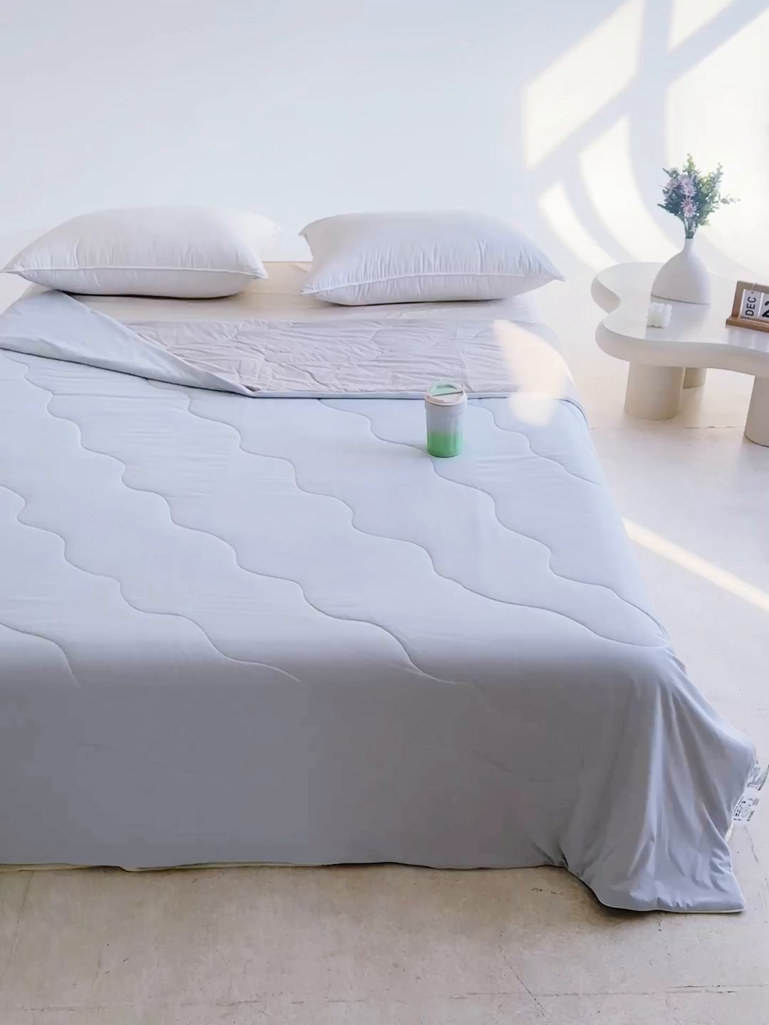 91家纺网 家纺一手货源 找家纺 盛凡家纺 2026新款凉感A类锦氨（170克）55大豆抗菌夏被夏凉被空调被（配礼盒） 雾凇蓝+幻影灰