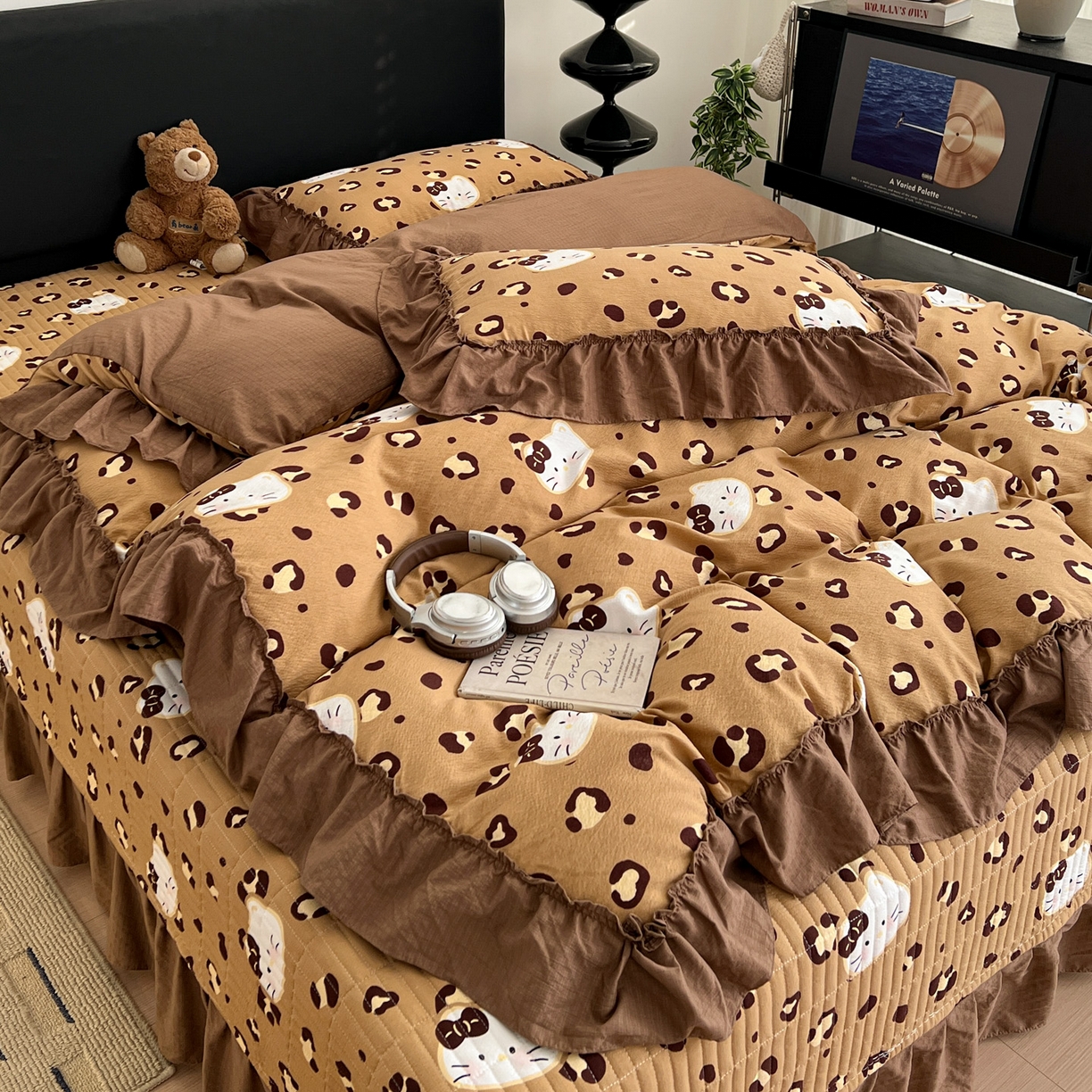 91家纺网 家纺一手货源 找家纺 富米莱（原臻工厂） 2026新款敲可爱奶呼呼云感双层纱韩国大布袋韩版大花边床盖床裙四件套-超级治愈 大脸二胡猫-咖