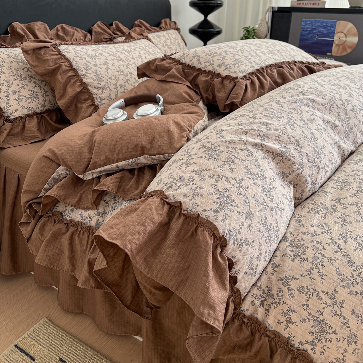 91家纺网 家纺一手货源 找家纺 富米莱（原臻工厂） 2026新款敲可爱奶呼呼云感双层纱韩国大布袋韩版大花边床盖床裙四件套-超级治愈 竹韵花语