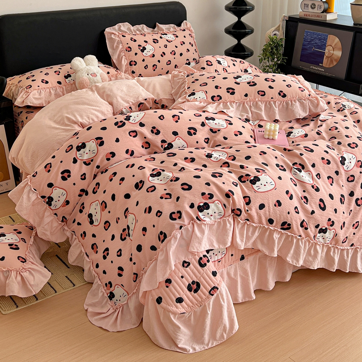 91家纺网 家纺一手货源 找家纺 富米莱（原臻工厂） 2026新款敲可爱奶呼呼云感双层纱韩国大布袋韩版大花边床盖床裙四件套-超级治愈 大脸二胡猫-粉