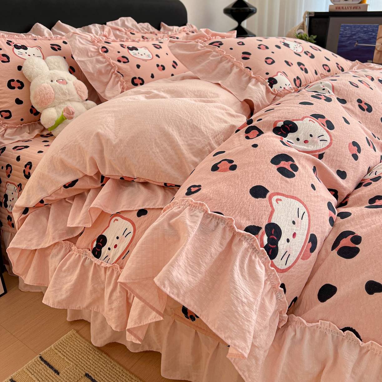 91家纺网 家纺一手货源 找家纺 富米莱（原臻工厂） 2026新款敲可爱奶呼呼云感双层纱韩国大布袋韩版大花边床盖床裙四件套-超级治愈 大脸二胡猫-粉