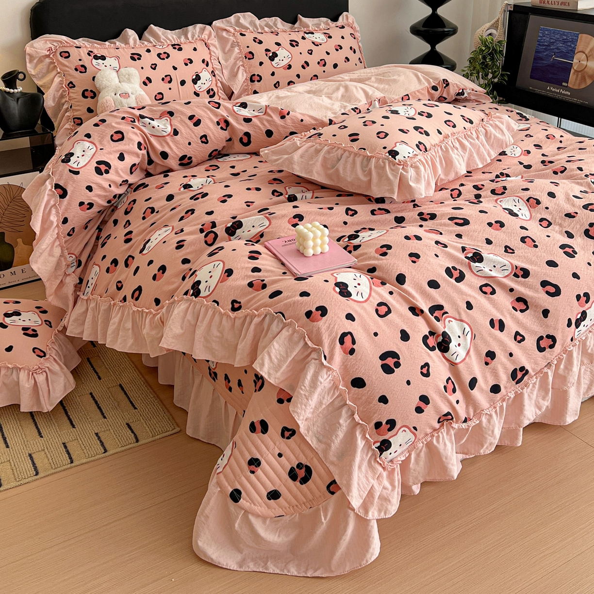 91家纺网 家纺一手货源 找家纺 富米莱（原臻工厂） 2026新款敲可爱奶呼呼云感双层纱韩国大布袋韩版大花边床盖床裙四件套-超级治愈 大脸二胡猫-粉