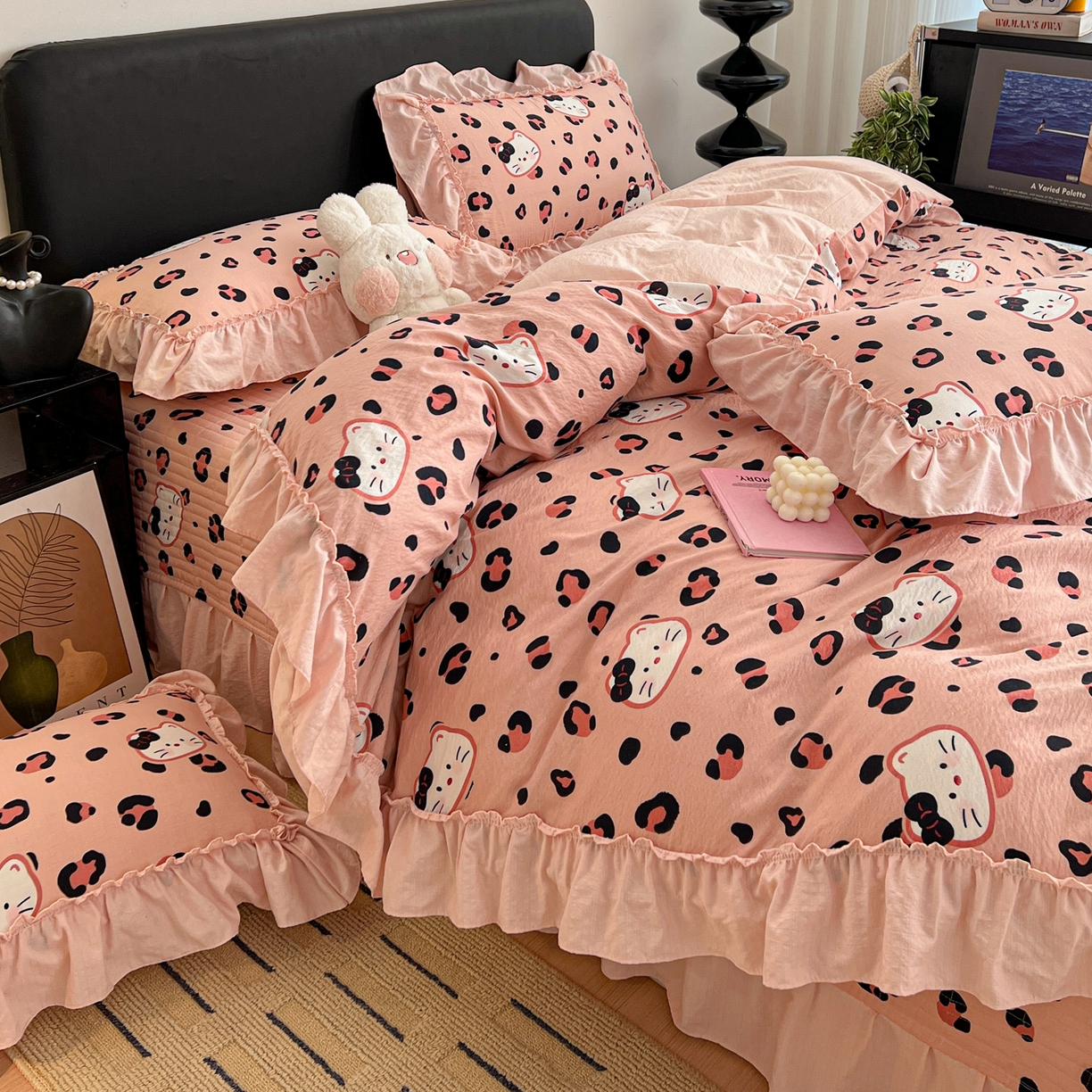 91家纺网 家纺一手货源 找家纺 富米莱（原臻工厂） 2026新款敲可爱奶呼呼云感双层纱韩国大布袋韩版大花边床盖床裙四件套-超级治愈 大脸二胡猫-粉