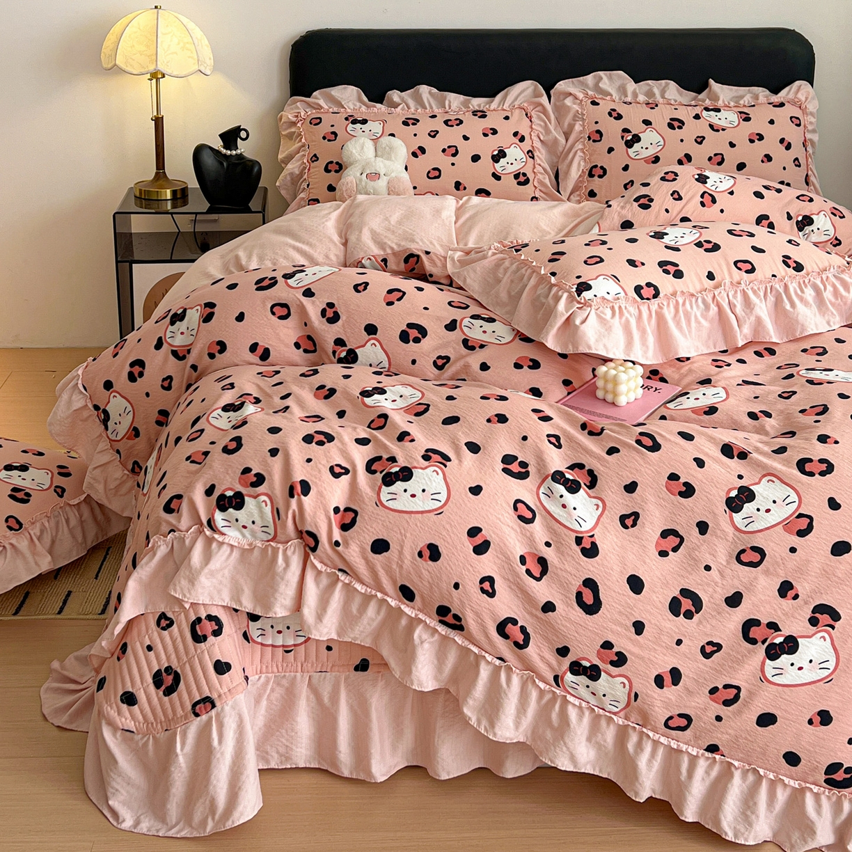 91家纺网 家纺一手货源 找家纺 富米莱（原臻工厂） 2026新款敲可爱奶呼呼云感双层纱韩国大布袋韩版大花边床盖床裙四件套-超级治愈 大脸二胡猫-粉