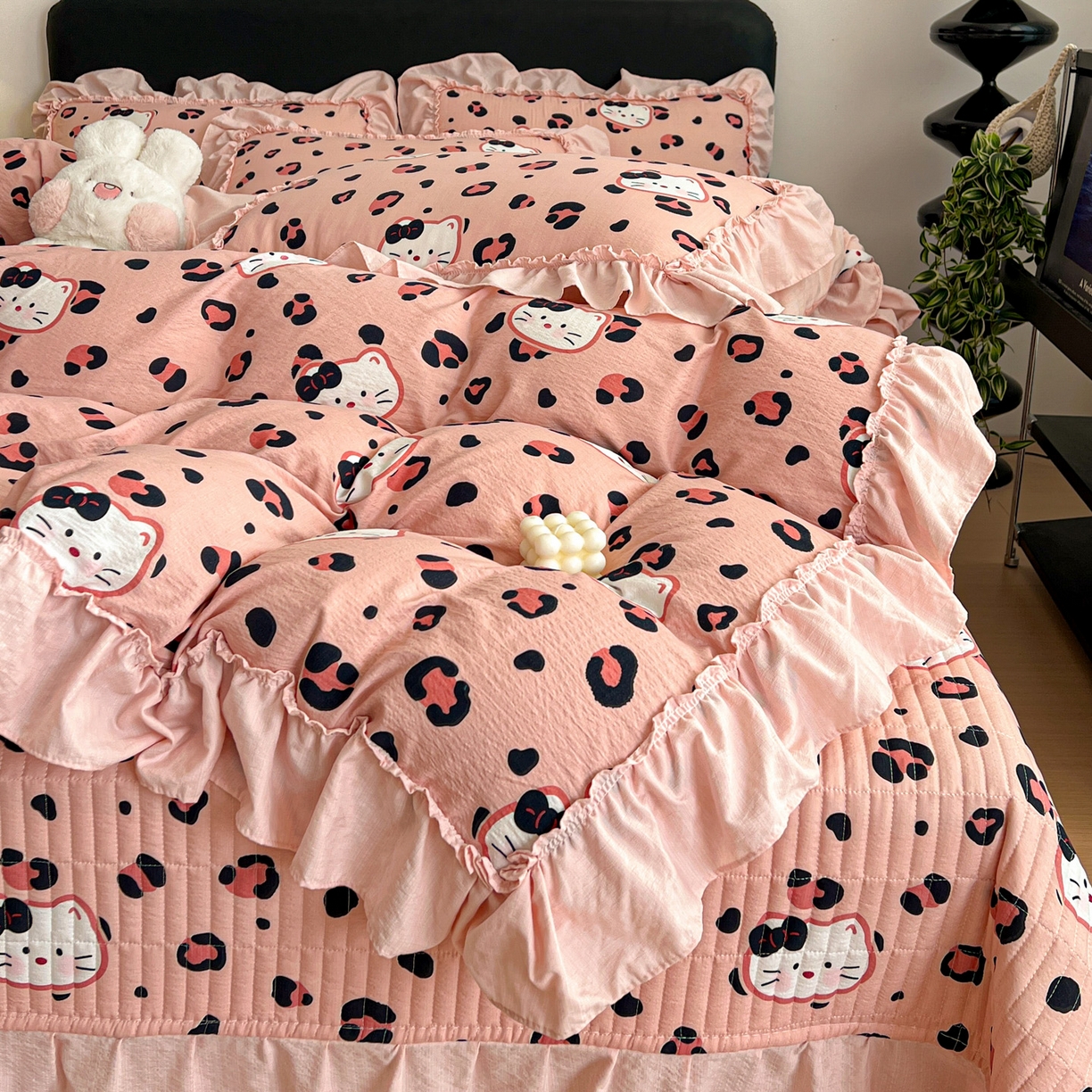 91家纺网 家纺一手货源 找家纺 富米莱（原臻工厂） 2026新款敲可爱奶呼呼云感双层纱韩国大布袋韩版大花边床盖床裙四件套-超级治愈 大脸二胡猫-粉