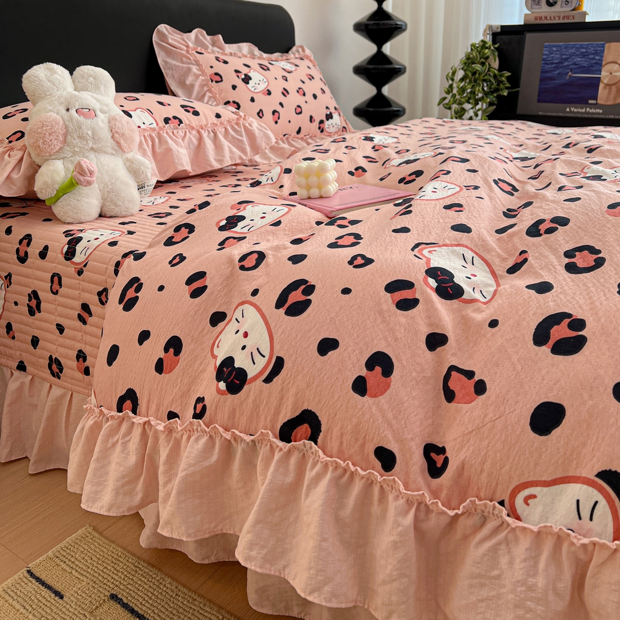 91家纺网 家纺一手货源 找家纺 富米莱（原臻工厂） 2026新款敲可爱奶呼呼云感双层纱韩国大布袋韩版大花边床盖床裙四件套-超级治愈 大脸二胡猫-粉