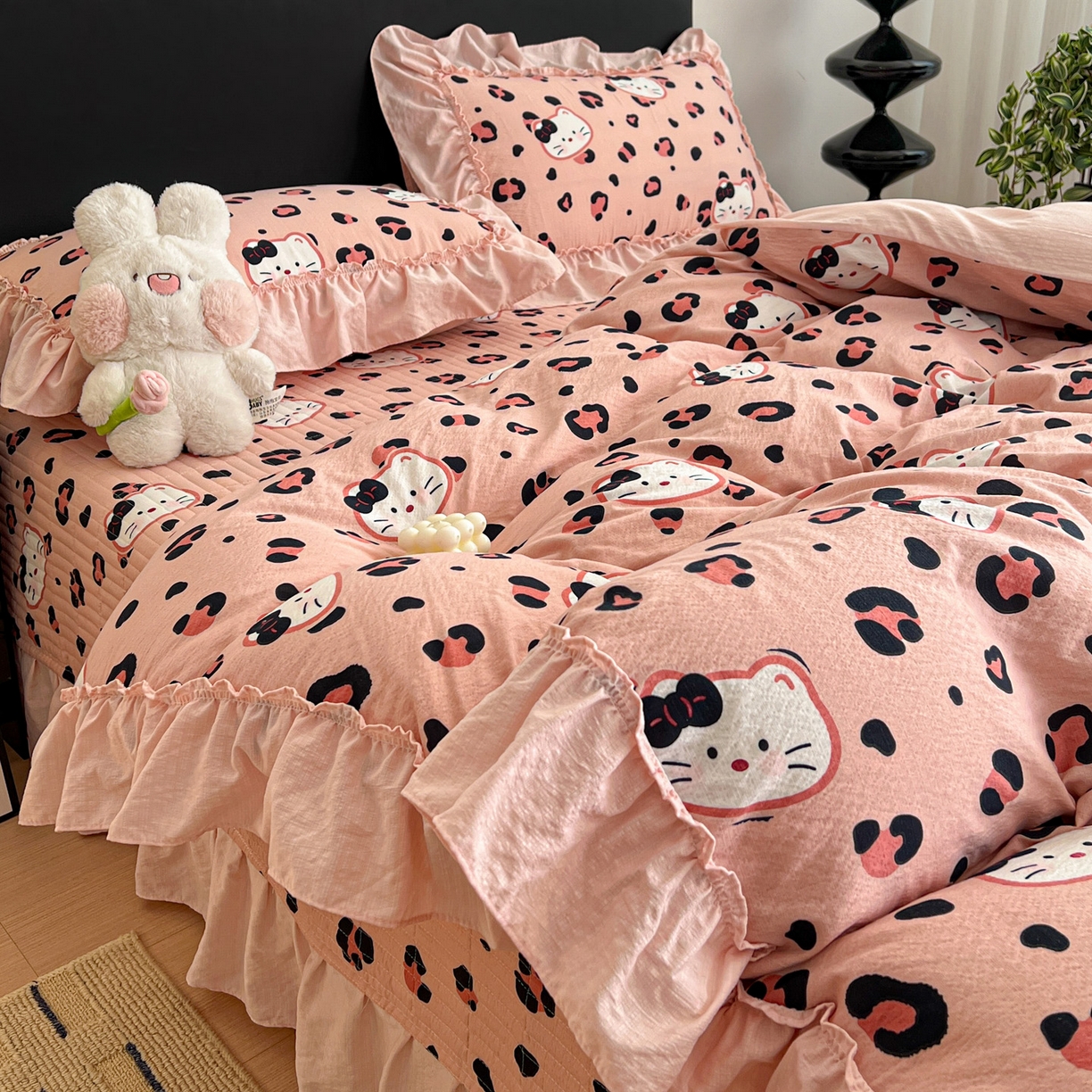 91家纺网 家纺一手货源 找家纺 富米莱（原臻工厂） 2026新款敲可爱奶呼呼云感双层纱韩国大布袋韩版大花边床盖床裙四件套-超级治愈 大脸二胡猫-粉