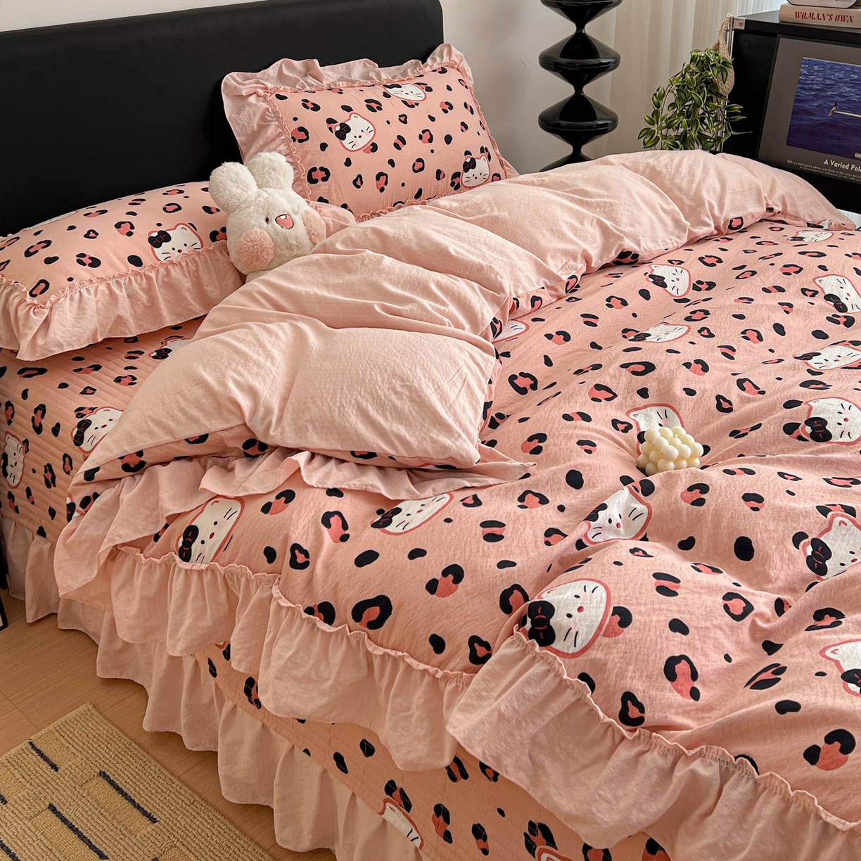 91家纺网 家纺一手货源 找家纺 富米莱（原臻工厂） 2026新款敲可爱奶呼呼云感双层纱韩国大布袋韩版大花边床盖床裙四件套-超级治愈 大脸二胡猫-粉