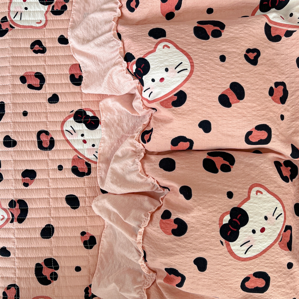 91家纺网 家纺一手货源 找家纺 富米莱（原臻工厂） 2026新款敲可爱奶呼呼云感双层纱韩国大布袋韩版大花边床盖床裙四件套-超级治愈 大脸二胡猫-粉