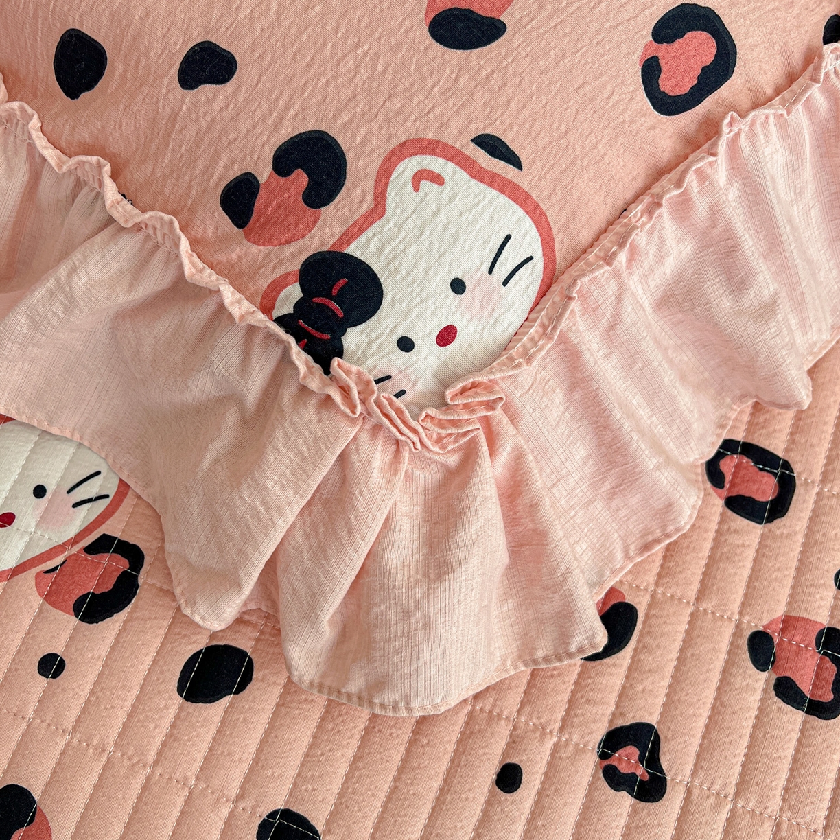 91家纺网 家纺一手货源 找家纺 富米莱（原臻工厂） 2026新款敲可爱奶呼呼云感双层纱韩国大布袋韩版大花边床盖床裙四件套-超级治愈 大脸二胡猫-粉