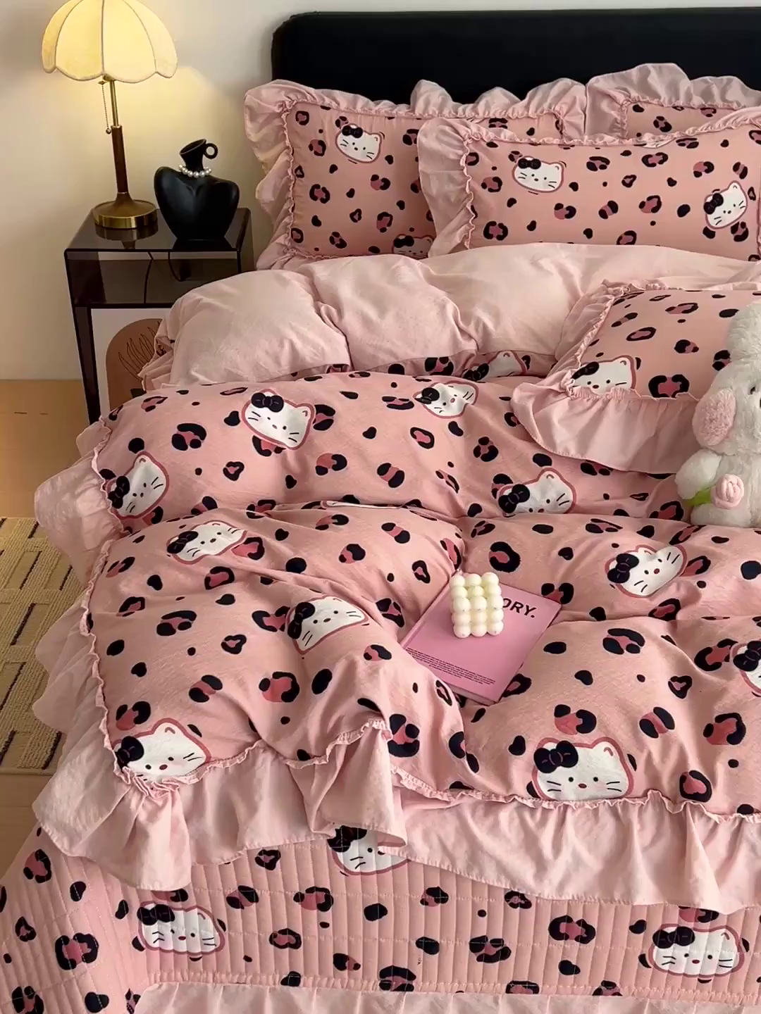 91家纺网 家纺一手货源 找家纺 富米莱（原臻工厂） 2026新款敲可爱奶呼呼云感双层纱韩国大布袋韩版大花边床盖床裙四件套-超级治愈 大脸二胡猫-粉