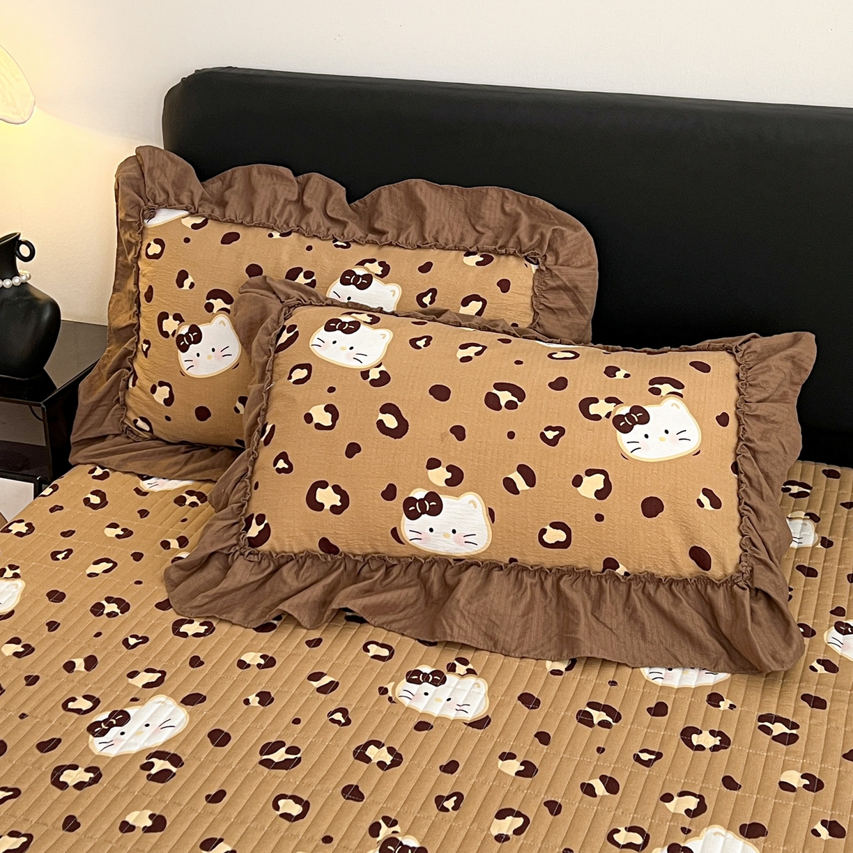 91家纺网 家纺一手货源 找家纺 富米莱（原臻工厂） 2026新款敲可爱奶呼呼云感双层纱韩国大布袋韩版大花边床盖床裙四件套-超级治愈 大脸二胡猫-咖