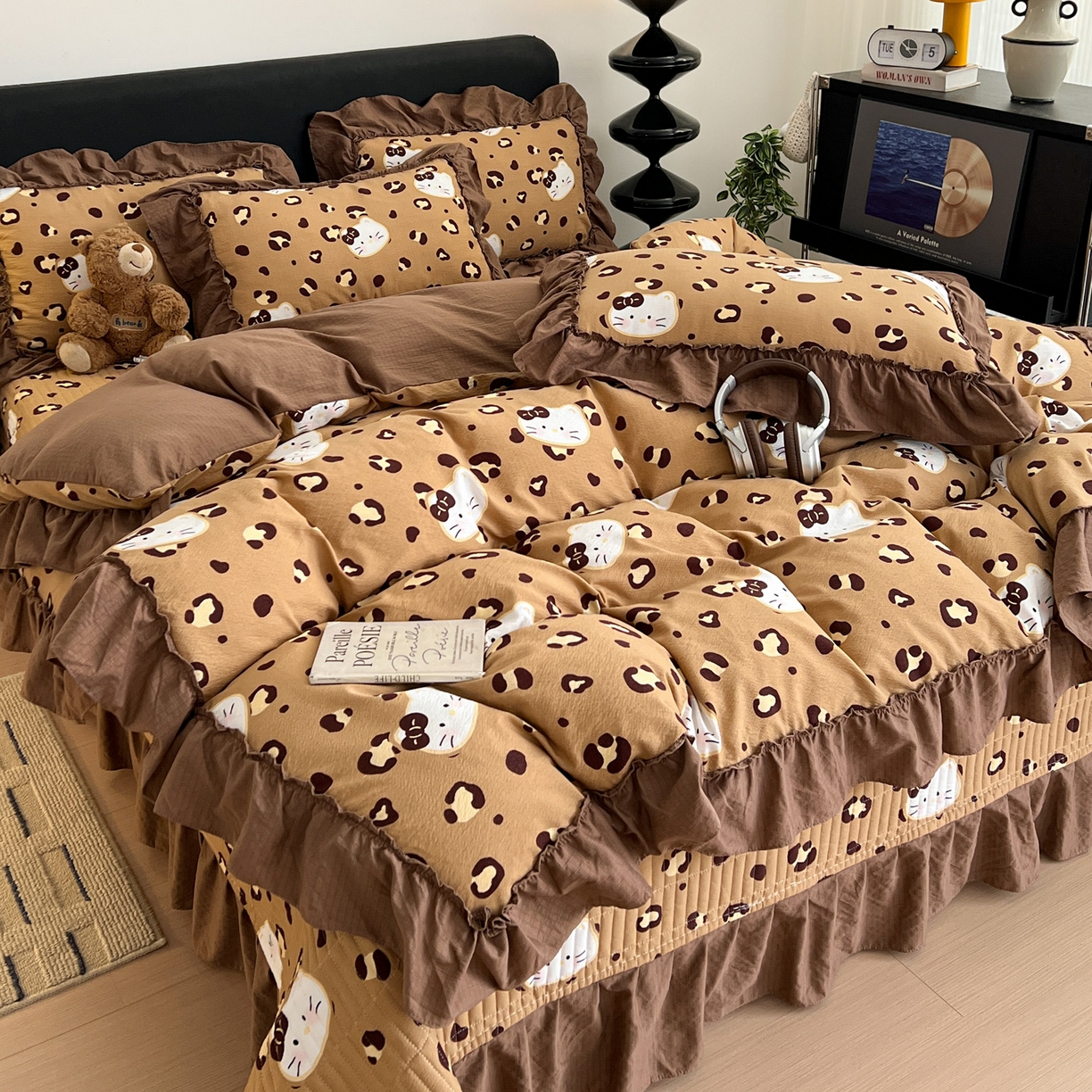 91家纺网 家纺一手货源 找家纺 富米莱（原臻工厂） 2026新款敲可爱奶呼呼云感双层纱韩国大布袋韩版大花边床盖床裙四件套-超级治愈 大脸二胡猫-咖