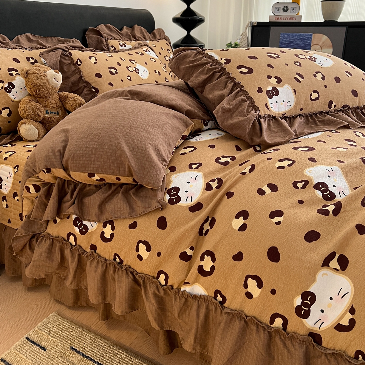 91家纺网 家纺一手货源 找家纺 富米莱（原臻工厂） 2026新款敲可爱奶呼呼云感双层纱韩国大布袋韩版大花边床盖床裙四件套-超级治愈 大脸二胡猫-咖