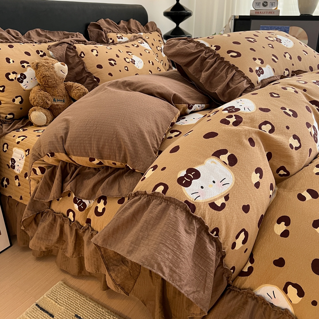 91家纺网 家纺一手货源 找家纺 富米莱（原臻工厂） 2026新款敲可爱奶呼呼云感双层纱韩国大布袋韩版大花边床盖床裙四件套-超级治愈 大脸二胡猫-咖