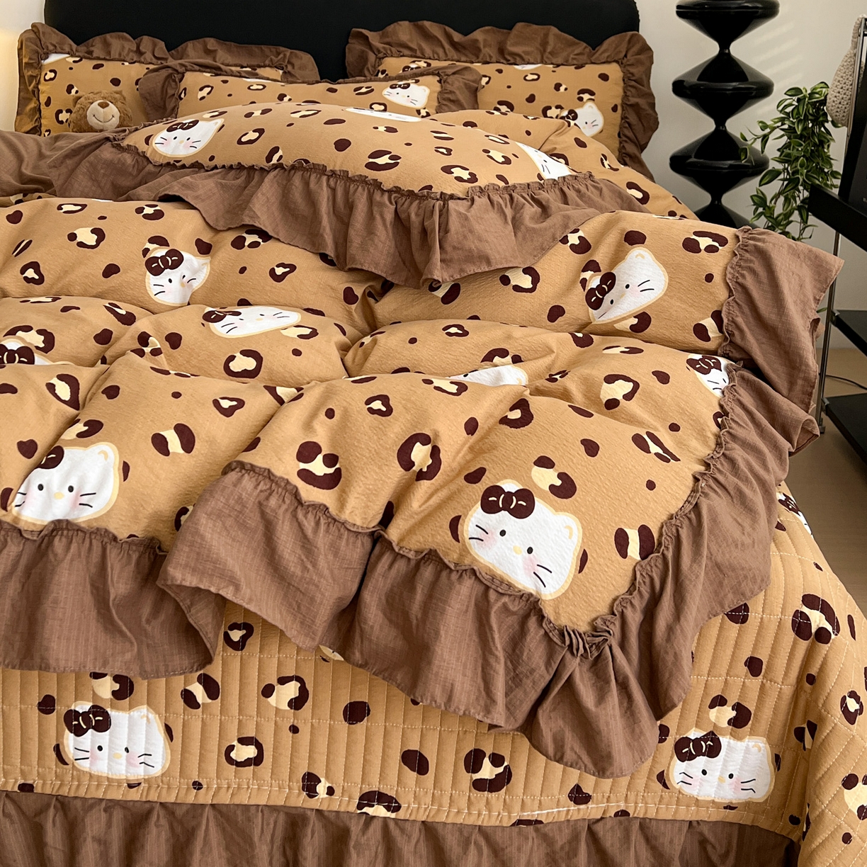 91家纺网 家纺一手货源 找家纺 富米莱（原臻工厂） 2026新款敲可爱奶呼呼云感双层纱韩国大布袋韩版大花边床盖床裙四件套-超级治愈 大脸二胡猫-咖