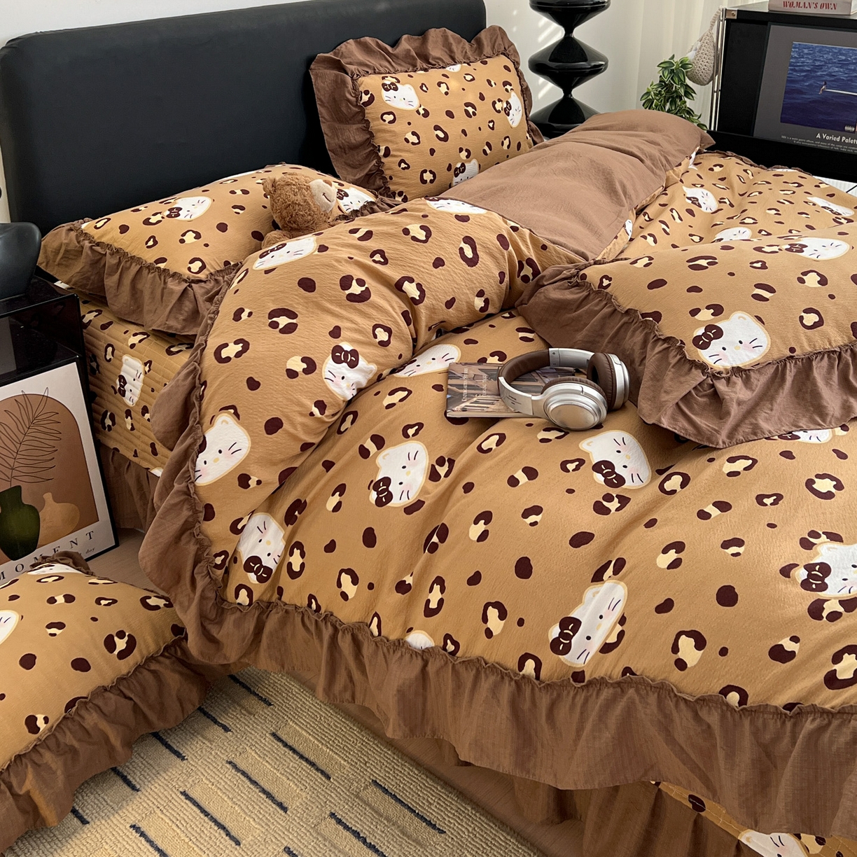 91家纺网 家纺一手货源 找家纺 富米莱（原臻工厂） 2026新款敲可爱奶呼呼云感双层纱韩国大布袋韩版大花边床盖床裙四件套-超级治愈 大脸二胡猫-咖