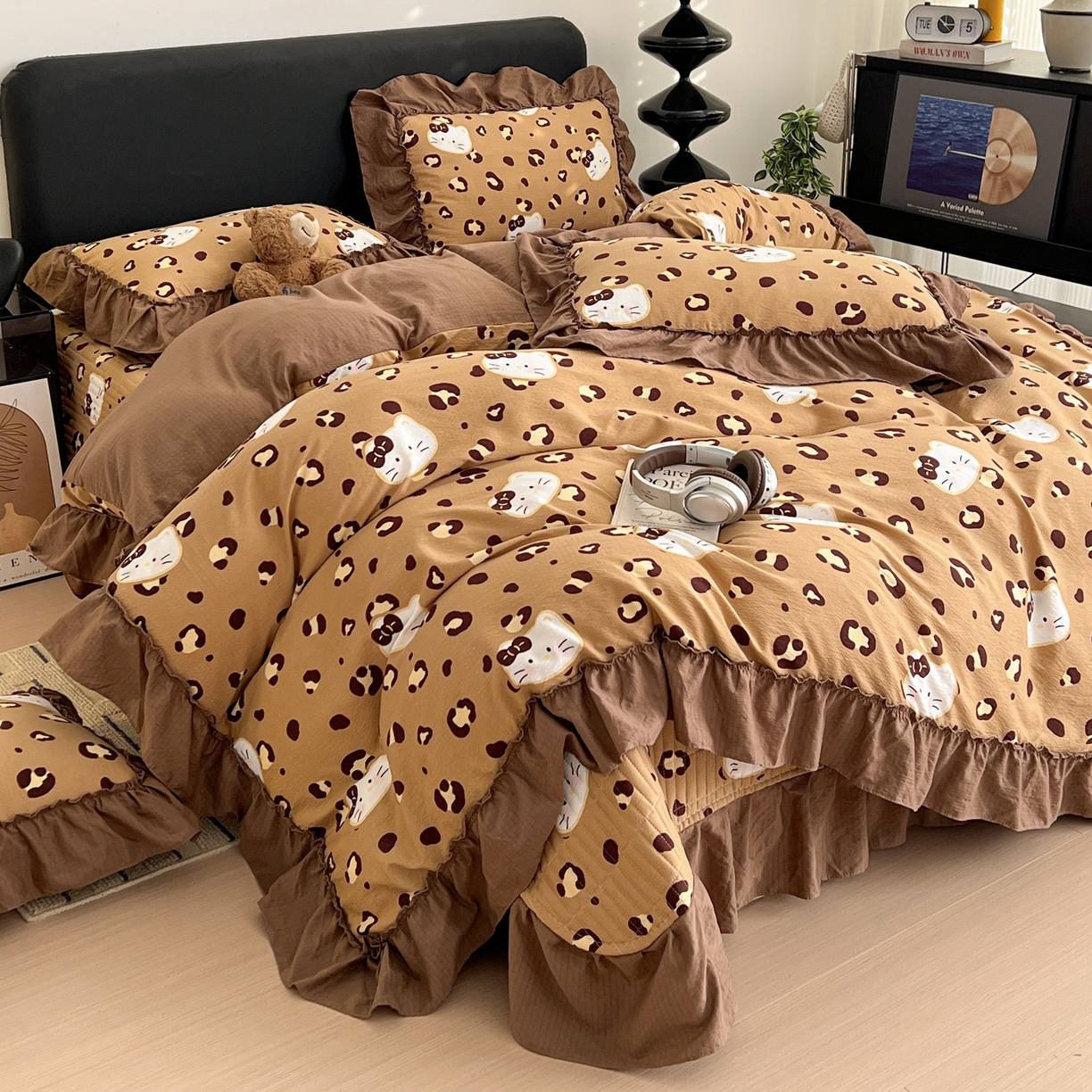 91家纺网 家纺一手货源 找家纺 富米莱（原臻工厂） 2026新款敲可爱奶呼呼云感双层纱韩国大布袋韩版大花边床盖床裙四件套-超级治愈 大脸二胡猫-咖