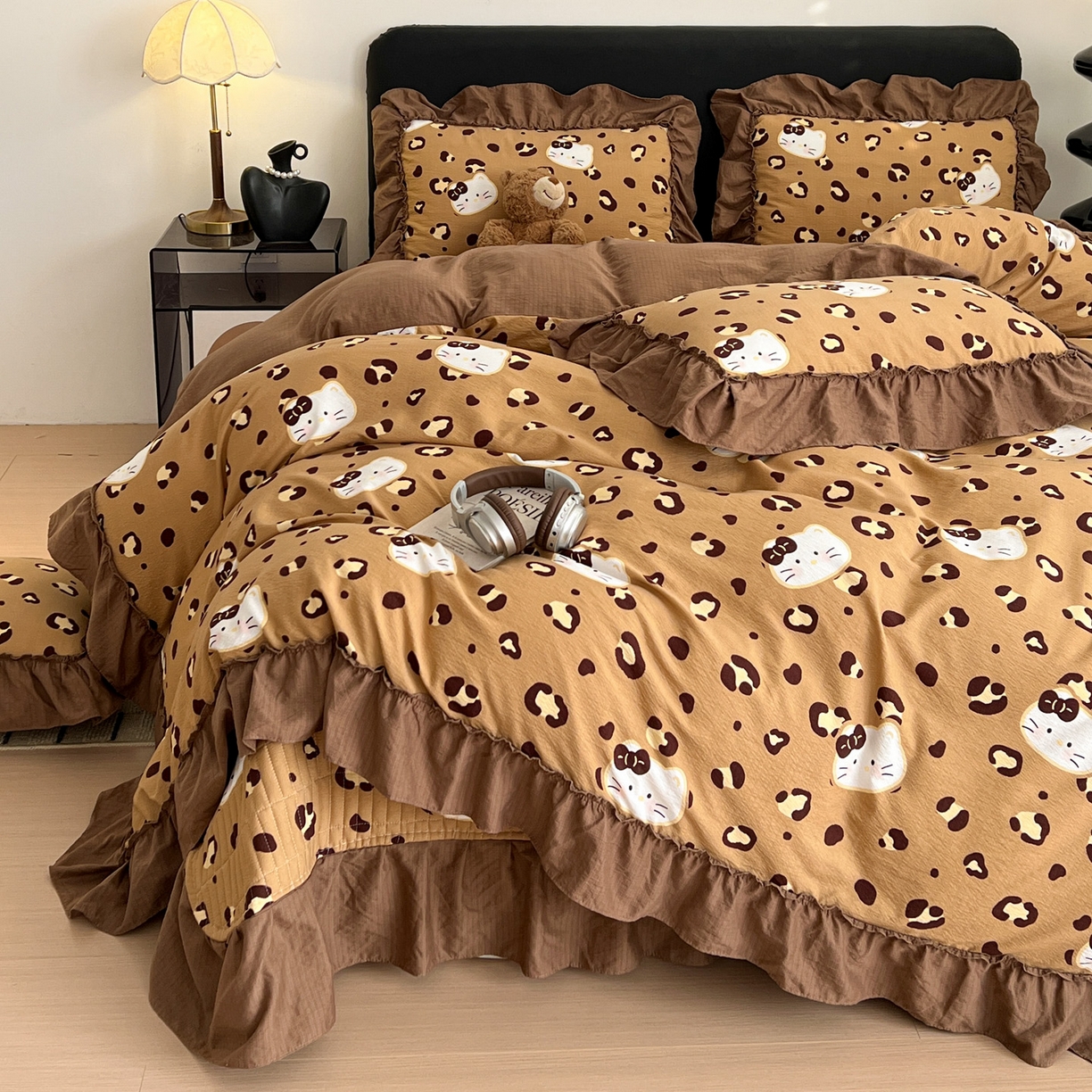 91家纺网 家纺一手货源 找家纺 富米莱（原臻工厂） 2026新款敲可爱奶呼呼云感双层纱韩国大布袋韩版大花边床盖床裙四件套-超级治愈 大脸二胡猫-咖