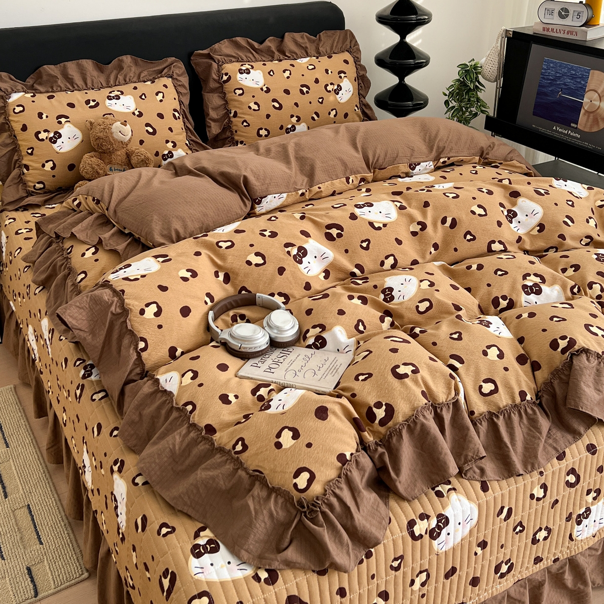 91家纺网 家纺一手货源 找家纺 富米莱（原臻工厂） 2026新款敲可爱奶呼呼云感双层纱韩国大布袋韩版大花边床盖床裙四件套-超级治愈 大脸二胡猫-咖