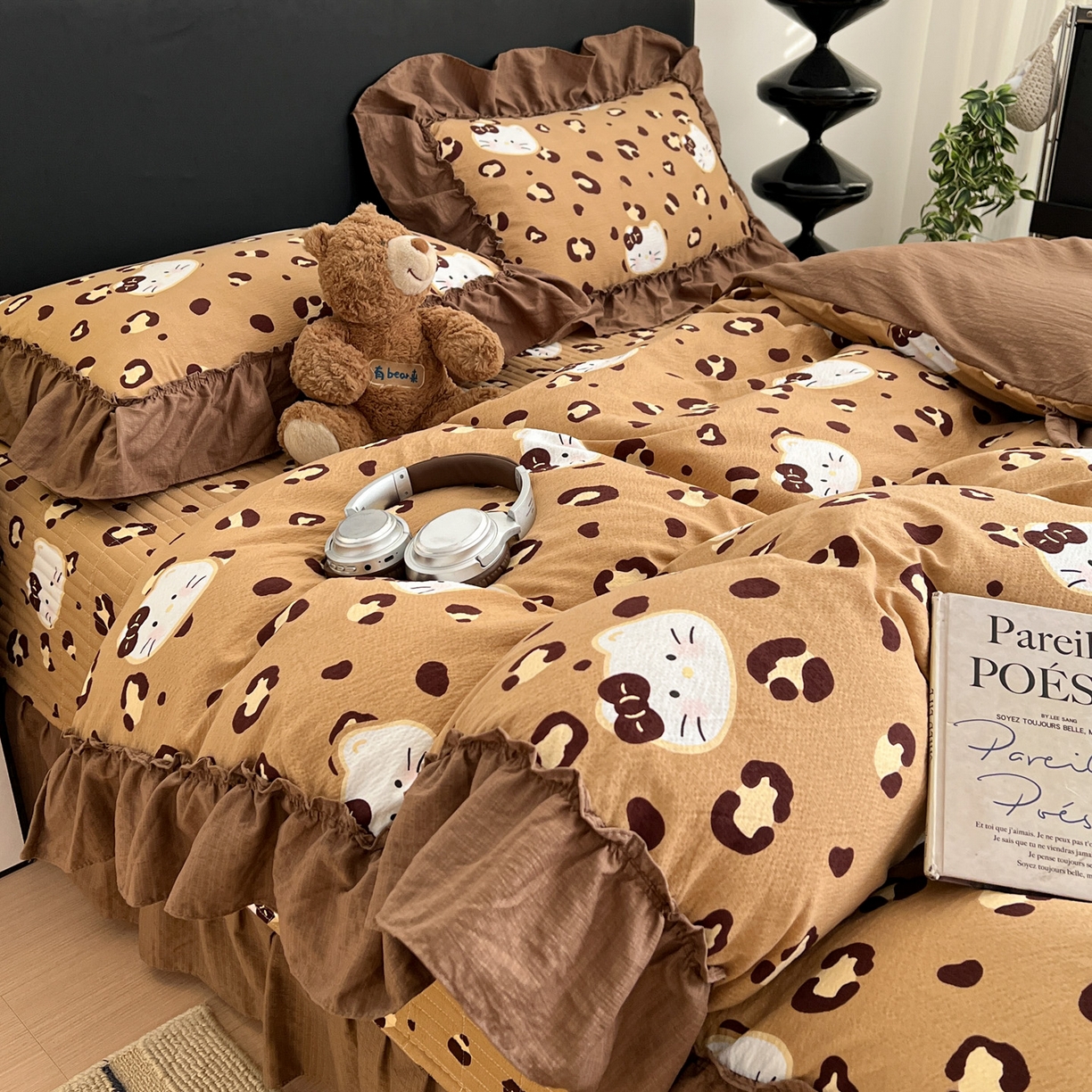 91家纺网 家纺一手货源 找家纺 富米莱（原臻工厂） 2026新款敲可爱奶呼呼云感双层纱韩国大布袋韩版大花边床盖床裙四件套-超级治愈 大脸二胡猫-咖