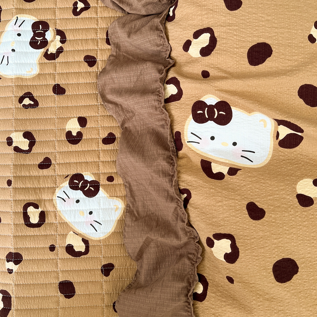 91家纺网 家纺一手货源 找家纺 富米莱（原臻工厂） 2026新款敲可爱奶呼呼云感双层纱韩国大布袋韩版大花边床盖床裙四件套-超级治愈 大脸二胡猫-咖