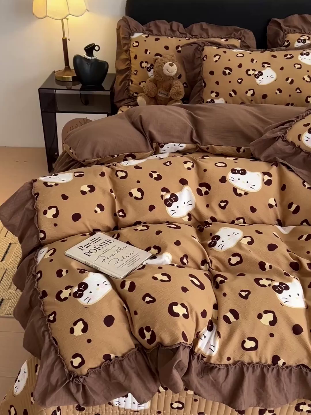 91家纺网 家纺一手货源 找家纺 富米莱（原臻工厂） 2026新款敲可爱奶呼呼云感双层纱韩国大布袋韩版大花边床盖床裙四件套-超级治愈 大脸二胡猫-咖