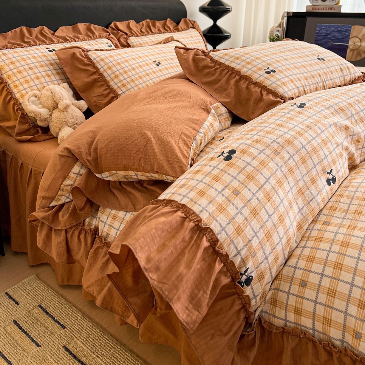 91家纺网 家纺一手货源 找家纺 富米莱（原臻工厂） 2026新款敲可爱奶呼呼云感双层纱韩国大布袋韩版大花边床盖床裙四件套-超级治愈 焦糖樱桃