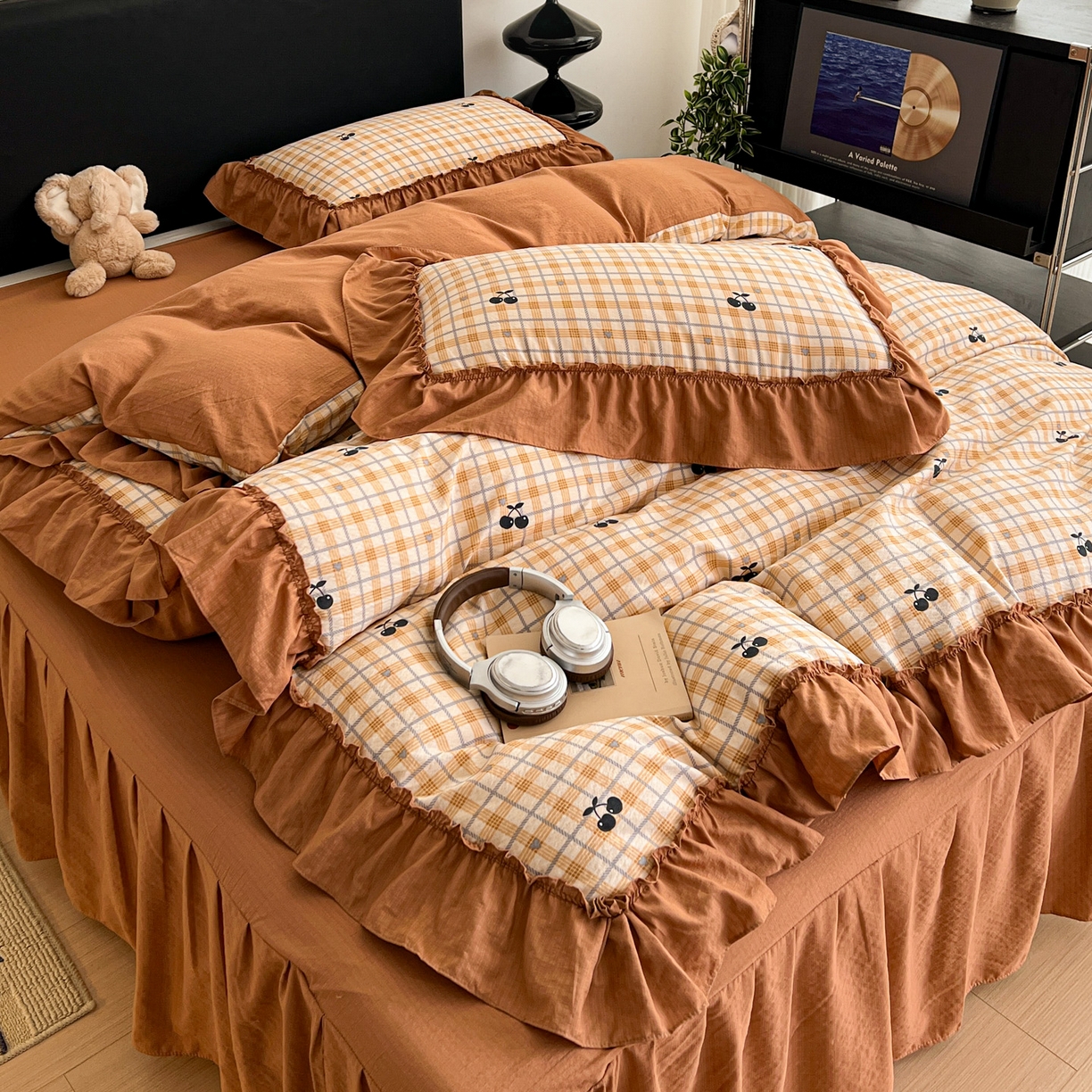 91家纺网 家纺一手货源 找家纺 富米莱（原臻工厂） 2026新款敲可爱奶呼呼云感双层纱韩国大布袋韩版大花边床盖床裙四件套-超级治愈 焦糖樱桃