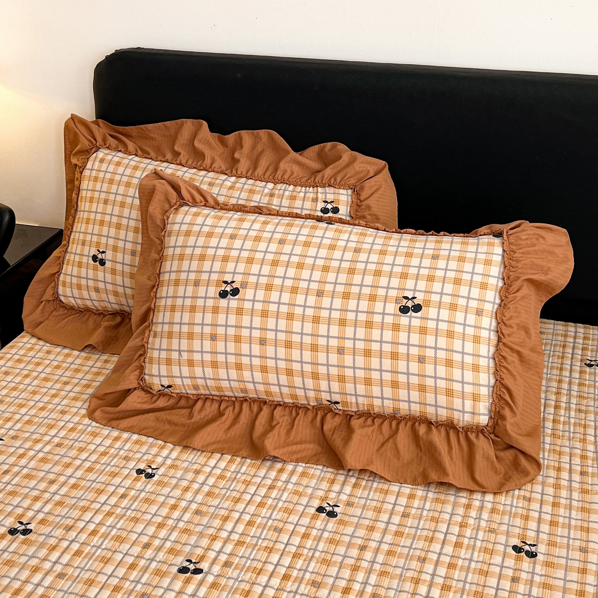 91家纺网 家纺一手货源 找家纺 富米莱（原臻工厂） 2026新款敲可爱奶呼呼云感双层纱韩国大布袋韩版大花边床盖床裙四件套-超级治愈 焦糖樱桃