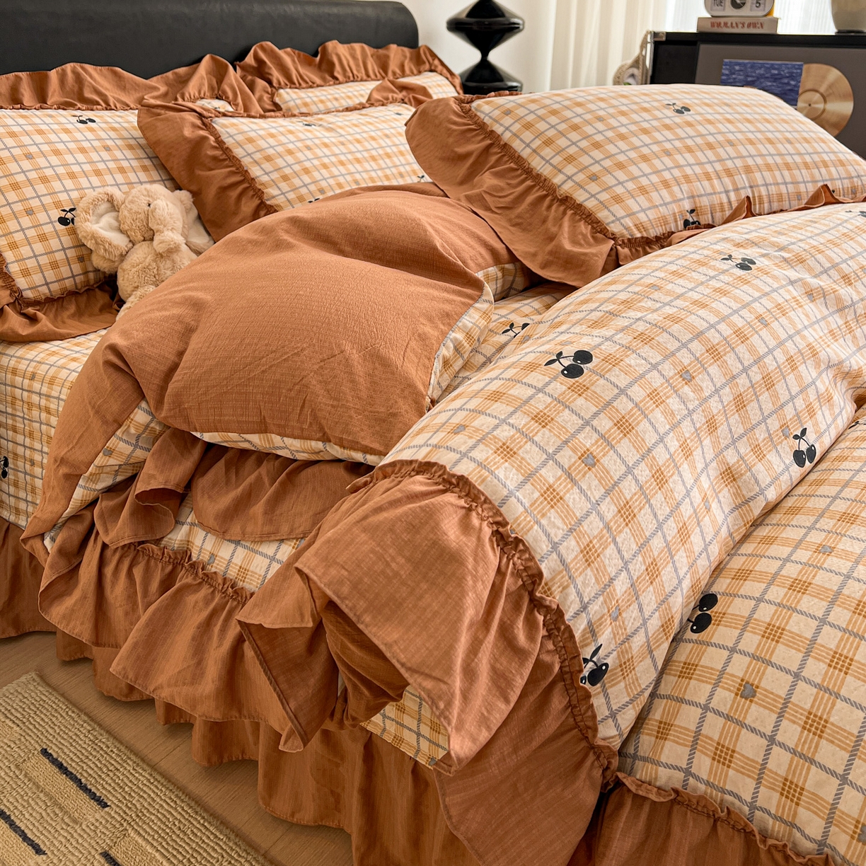 91家纺网 家纺一手货源 找家纺 富米莱（原臻工厂） 2026新款敲可爱奶呼呼云感双层纱韩国大布袋韩版大花边床盖床裙四件套-超级治愈 焦糖樱桃