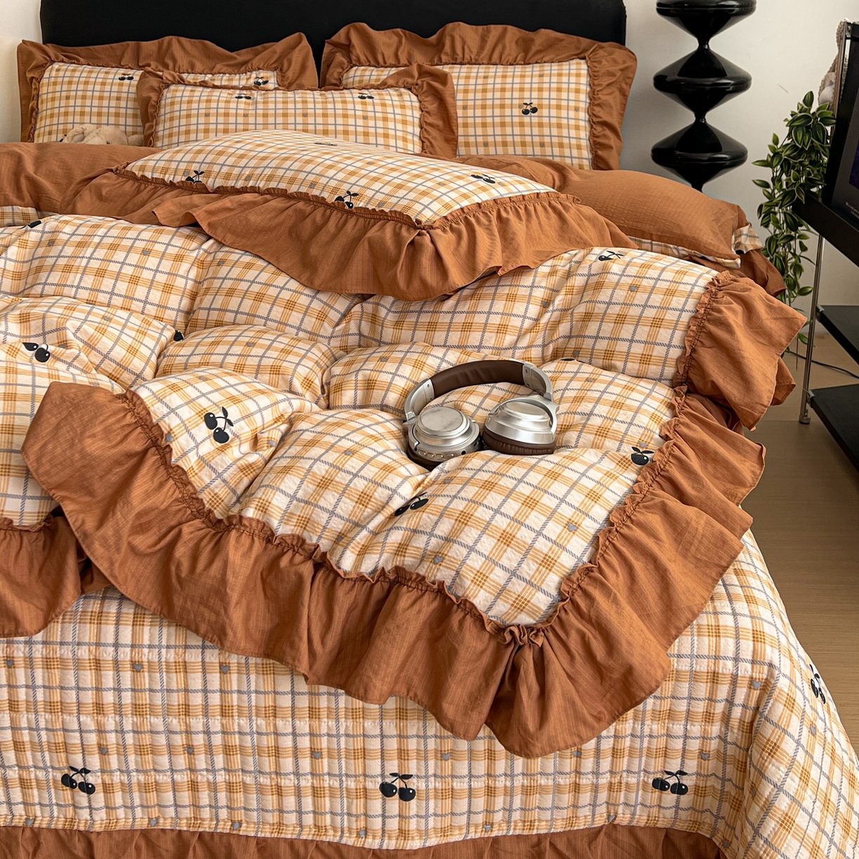 91家纺网 家纺一手货源 找家纺 富米莱（原臻工厂） 2026新款敲可爱奶呼呼云感双层纱韩国大布袋韩版大花边床盖床裙四件套-超级治愈 焦糖樱桃