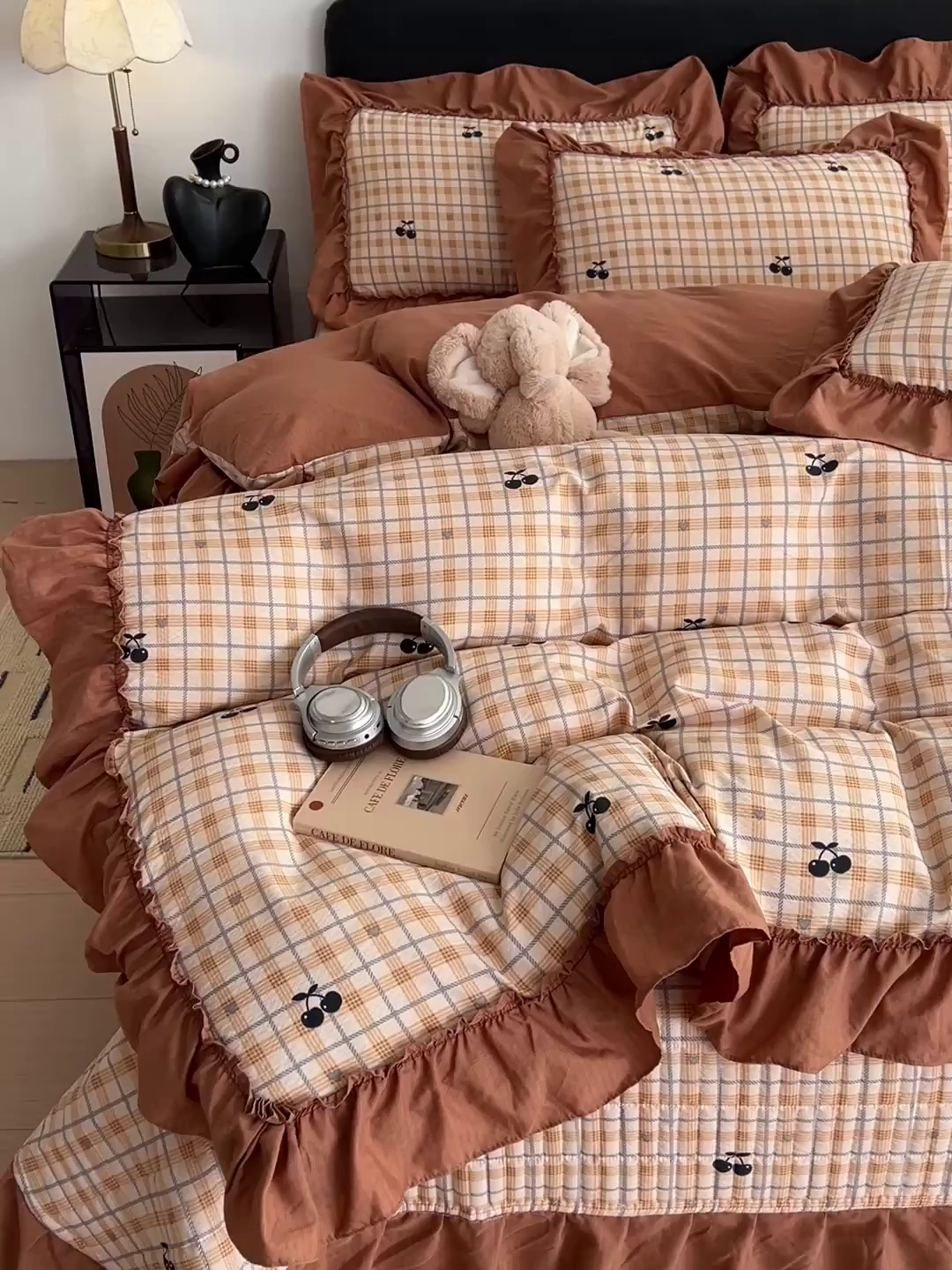 91家纺网 家纺一手货源 找家纺 富米莱（原臻工厂） 2026新款敲可爱奶呼呼云感双层纱韩国大布袋韩版大花边床盖床裙四件套-超级治愈 焦糖樱桃