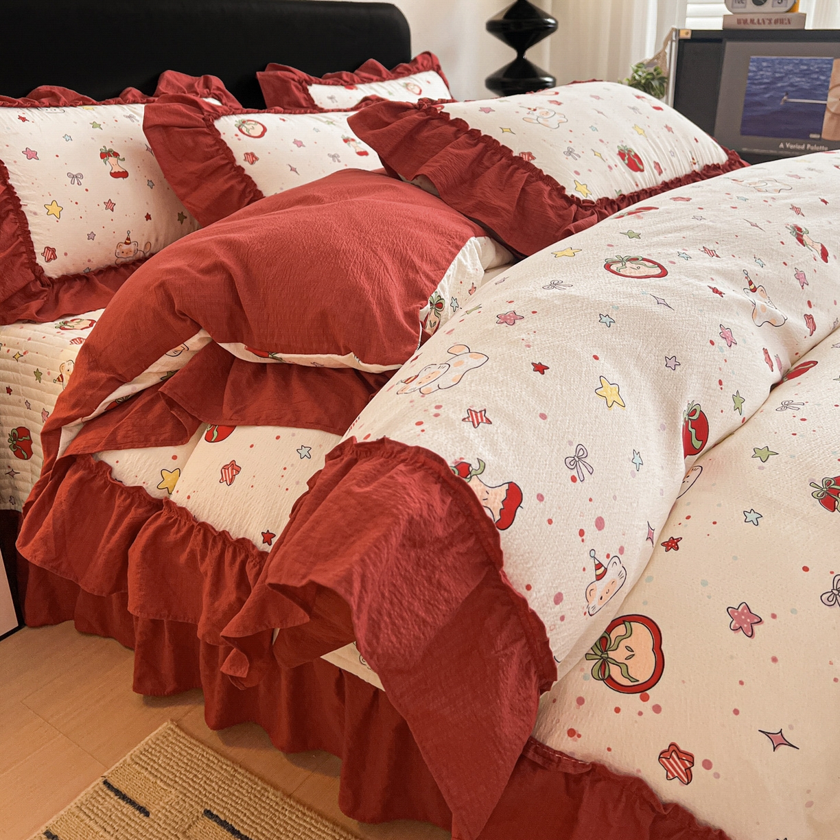 91家纺网 家纺一手货源 找家纺 富米莱（原臻工厂） 2026新款敲可爱奶呼呼云感双层纱韩国大布袋韩版大花边床盖床裙四件套-超级治愈 苹果小怪