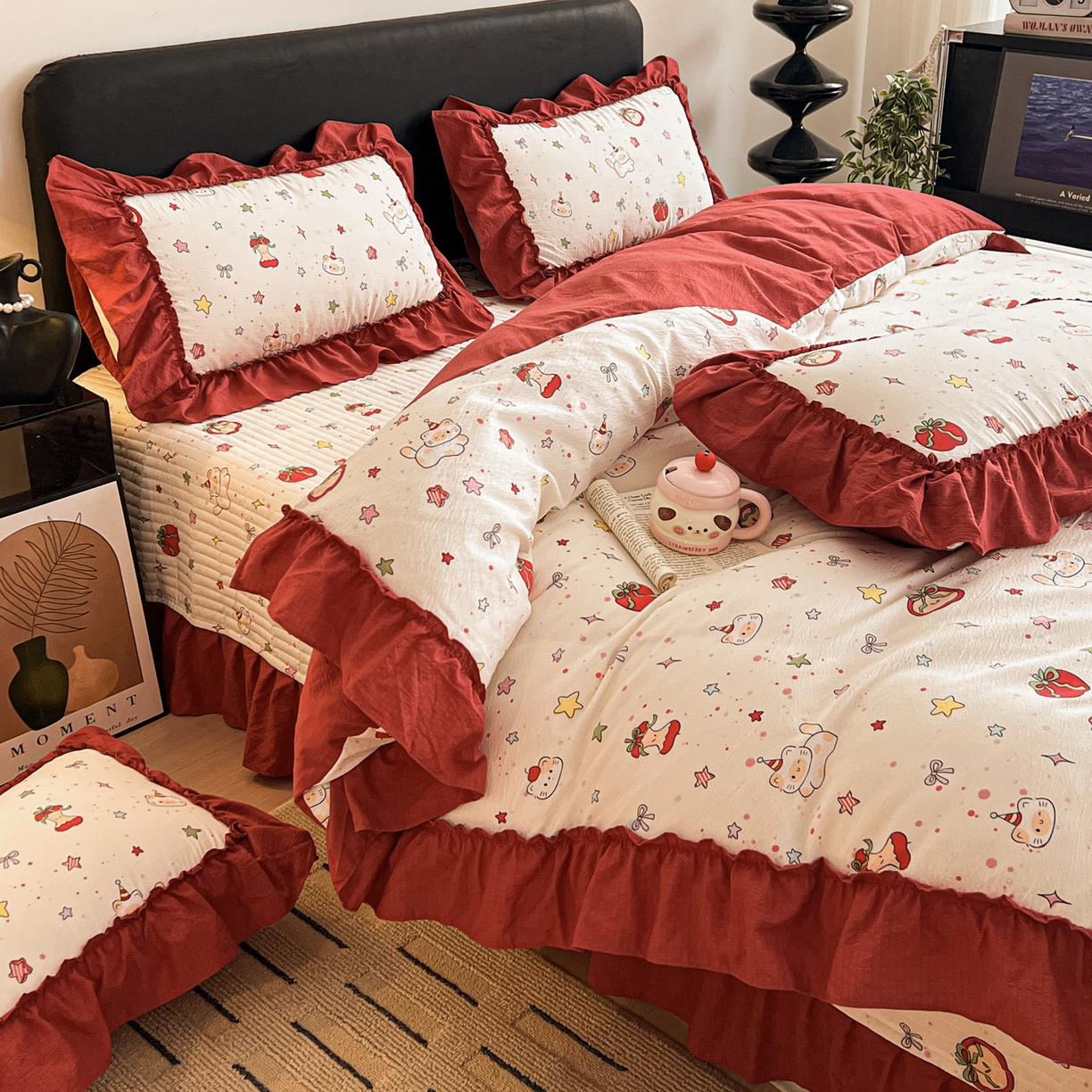 91家纺网 家纺一手货源 找家纺 富米莱（原臻工厂） 2026新款敲可爱奶呼呼云感双层纱韩国大布袋韩版大花边床盖床裙四件套-超级治愈 苹果小怪