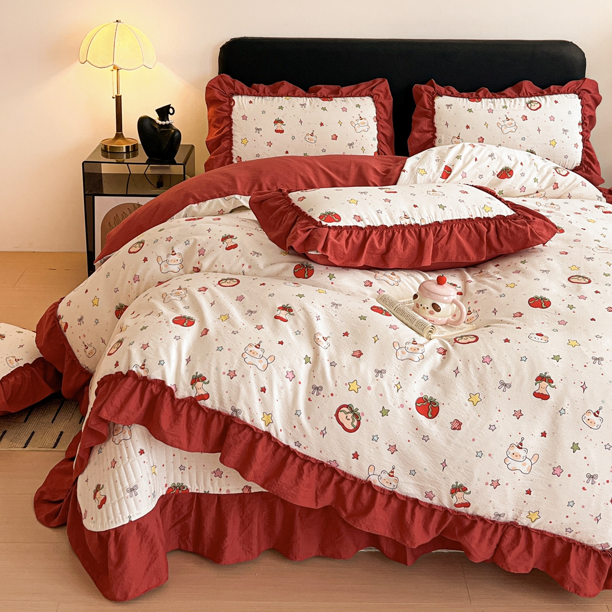 91家纺网 家纺一手货源 找家纺 富米莱（原臻工厂） 2026新款敲可爱奶呼呼云感双层纱韩国大布袋韩版大花边床盖床裙四件套-超级治愈 苹果小怪