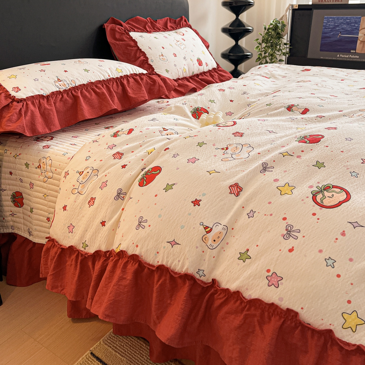 91家纺网 家纺一手货源 找家纺 富米莱（原臻工厂） 2026新款敲可爱奶呼呼云感双层纱韩国大布袋韩版大花边床盖床裙四件套-超级治愈 苹果小怪