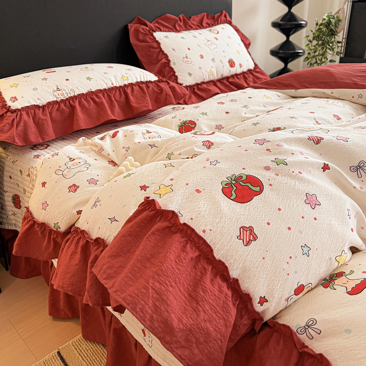 91家纺网 家纺一手货源 找家纺 富米莱（原臻工厂） 2026新款敲可爱奶呼呼云感双层纱韩国大布袋韩版大花边床盖床裙四件套-超级治愈 苹果小怪