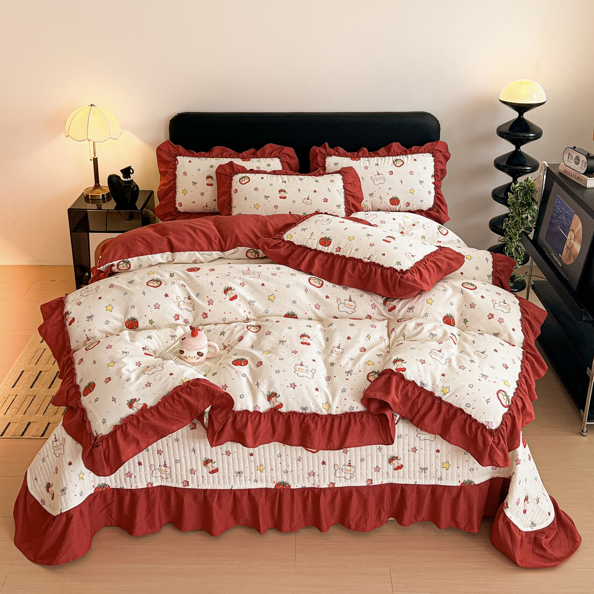 91家纺网 家纺一手货源 找家纺 富米莱（原臻工厂） 2026新款敲可爱奶呼呼云感双层纱韩国大布袋韩版大花边床盖床裙四件套-超级治愈 苹果小怪