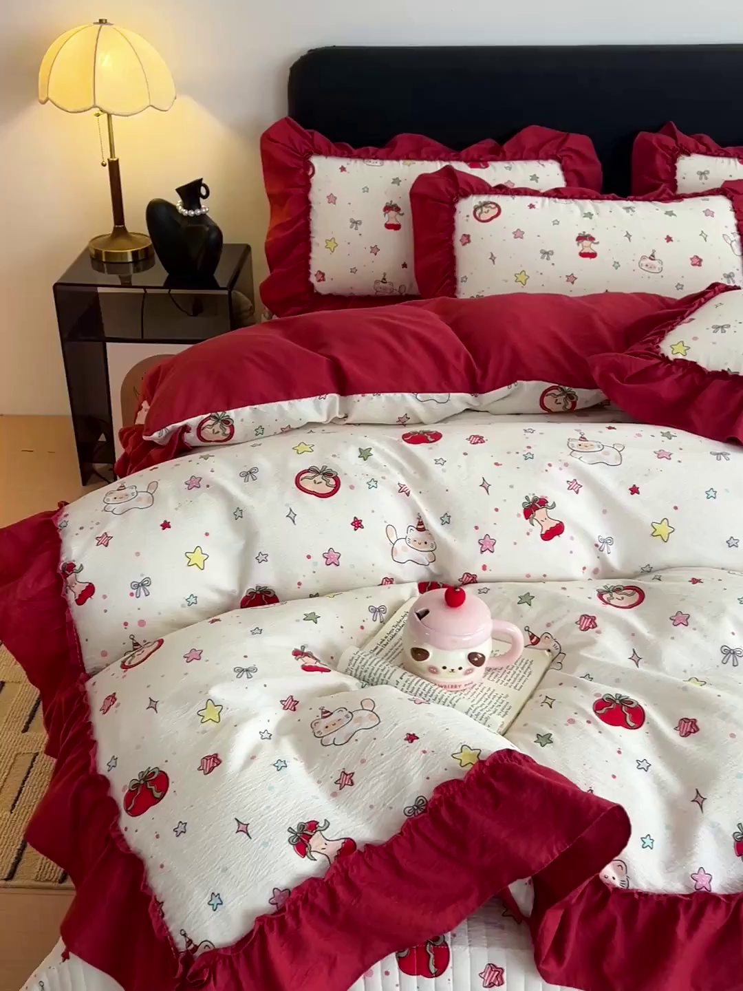 91家纺网 家纺一手货源 找家纺 富米莱（原臻工厂） 2026新款敲可爱奶呼呼云感双层纱韩国大布袋韩版大花边床盖床裙四件套-超级治愈 苹果小怪